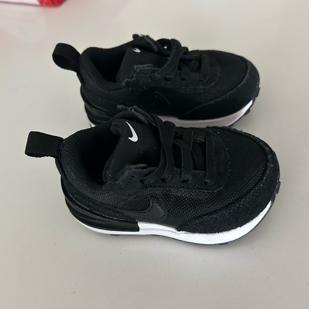 Nike - Picture 3 of 4